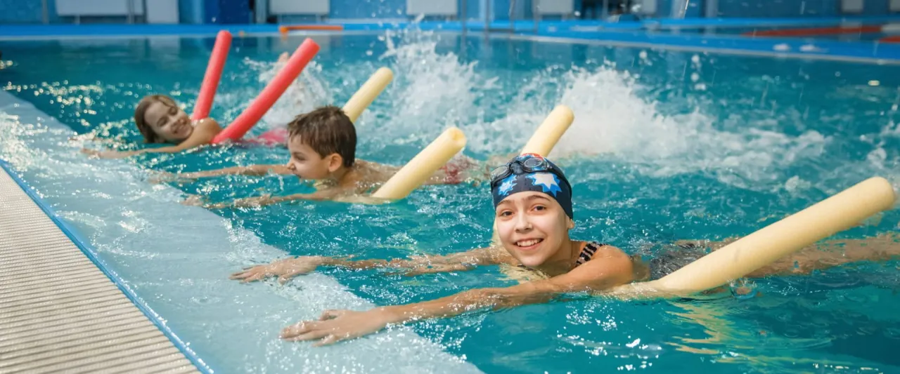 dzieci na lekcji pływania indywidualnej i grupowej