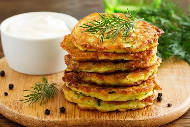 dziecko jedzące placki z cukinii