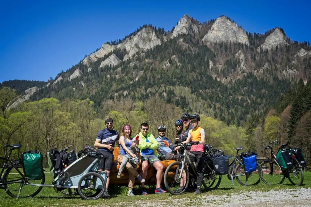 Rowerzyści na trasie VeloDunajec w okolicach Starego Sącza