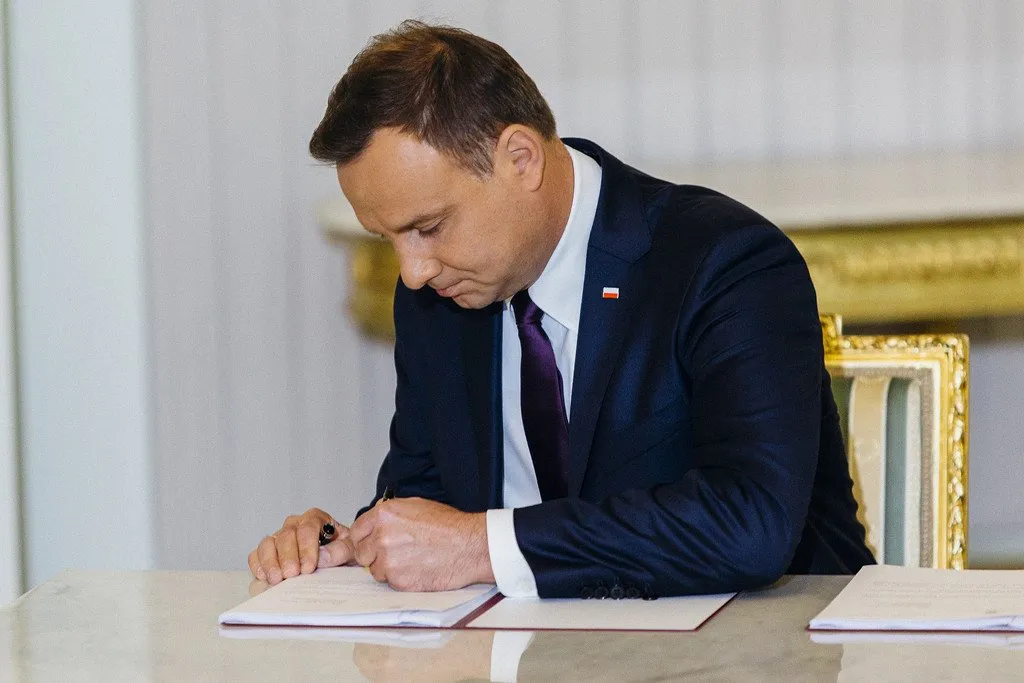 Prezydent Andrzej Duda podpisuje ustawę