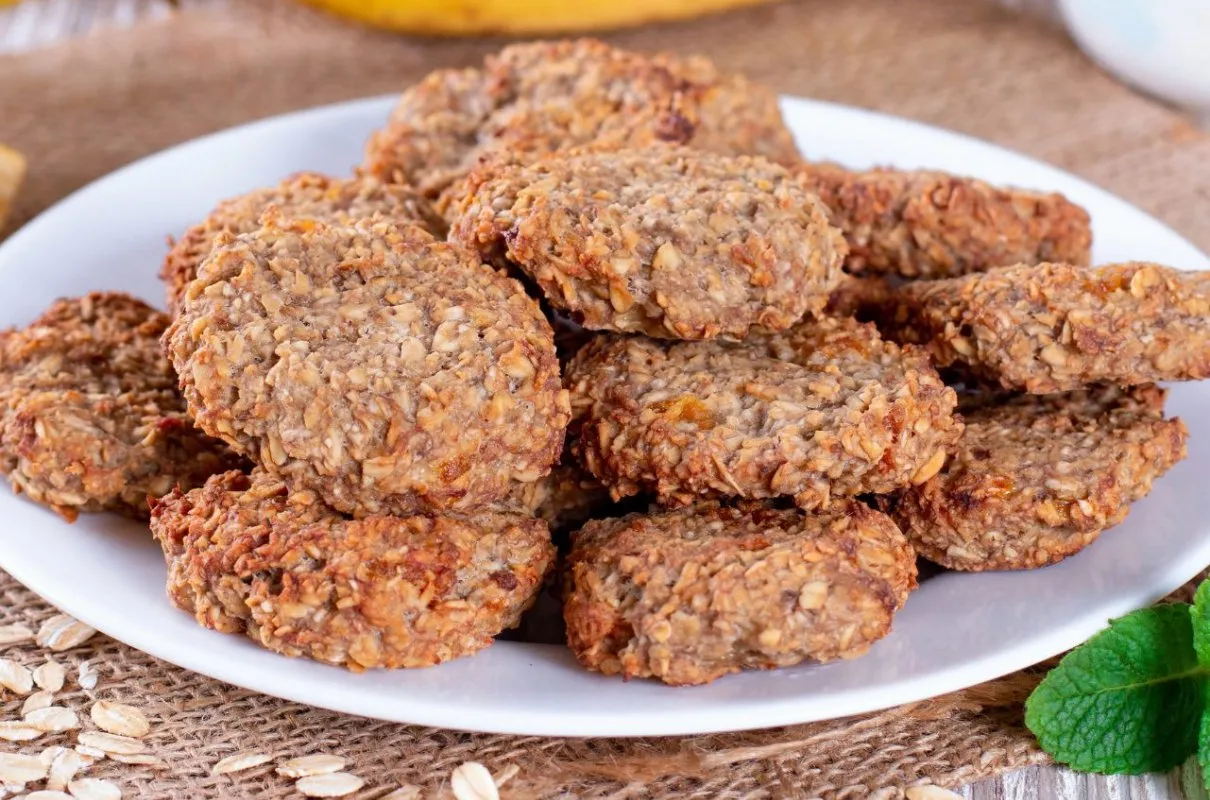 r&oacute;żnorodność zdrowych składnik&oacute;w do pieczenia, mąka owsiana, banany, daktyle, olej kokosowy