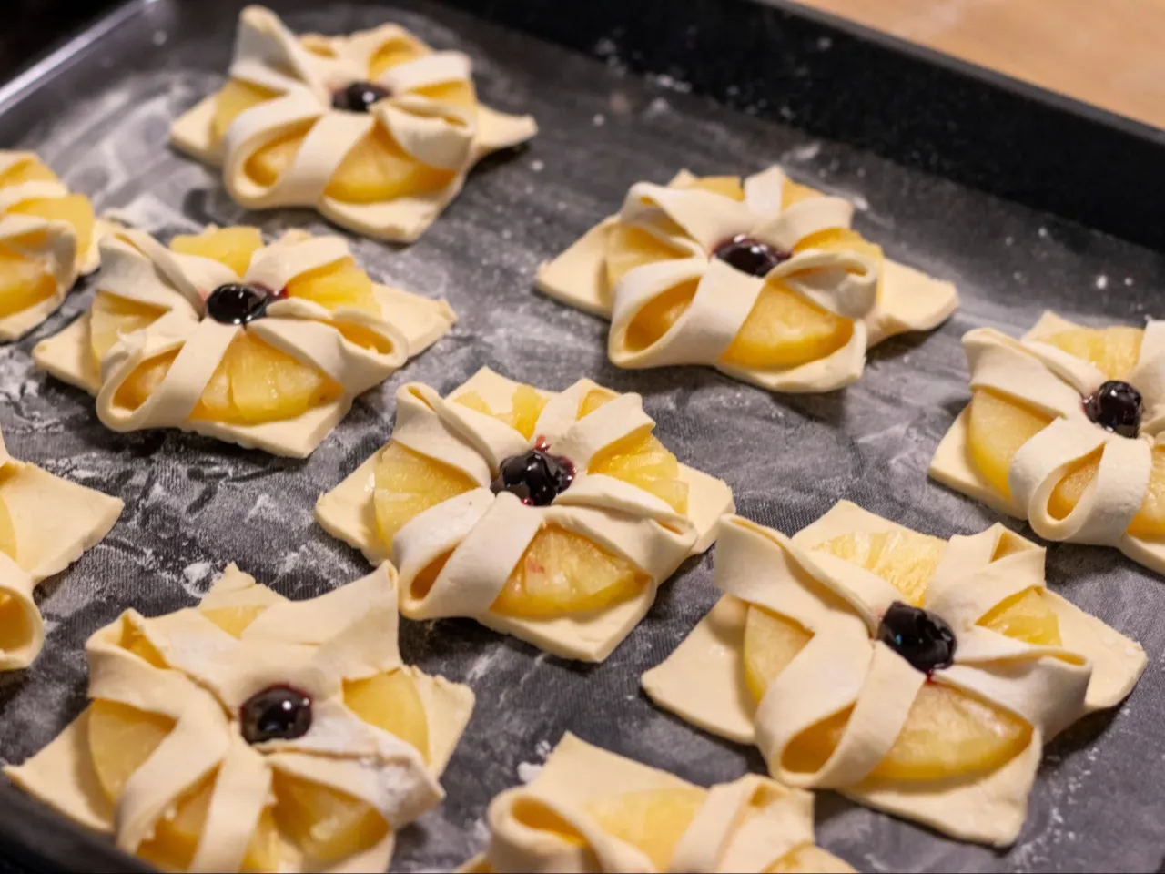 Przygotowanie ciasta francuskiego do zawijania