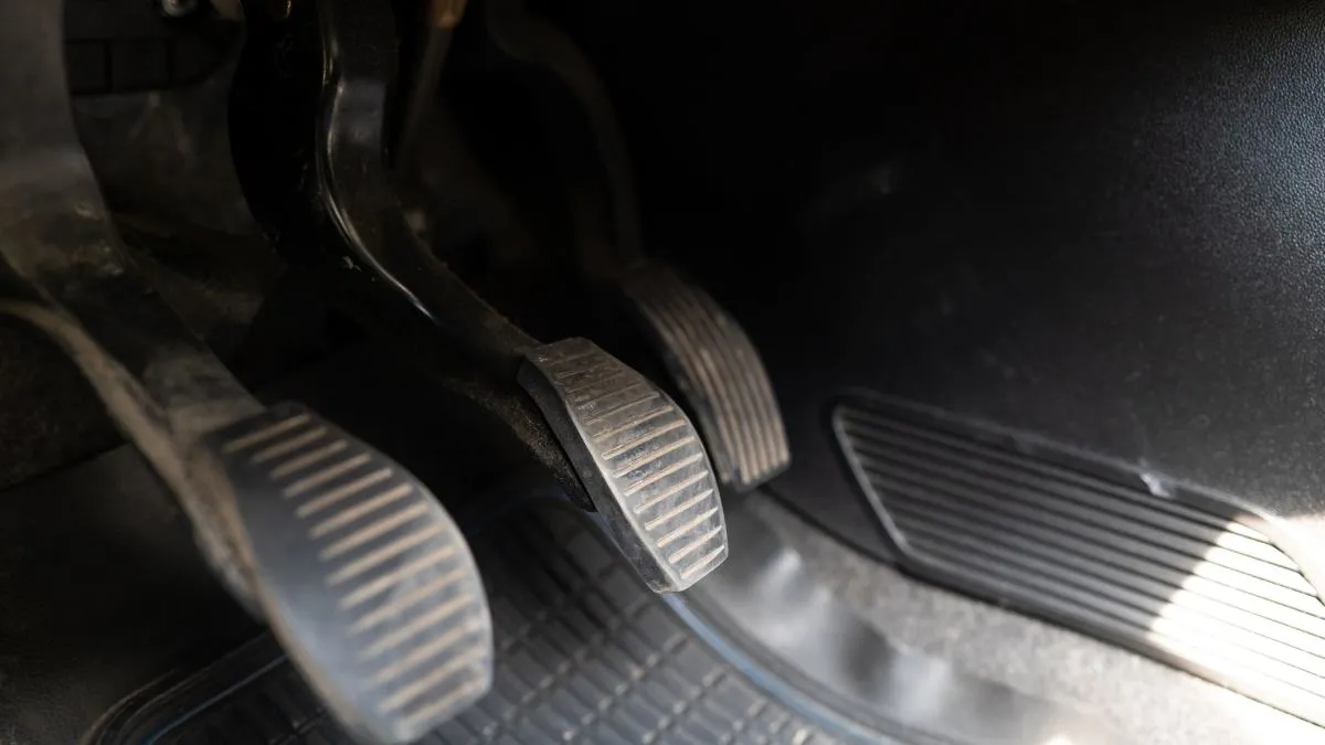 Technika jazdy niszcząca sprzęgło