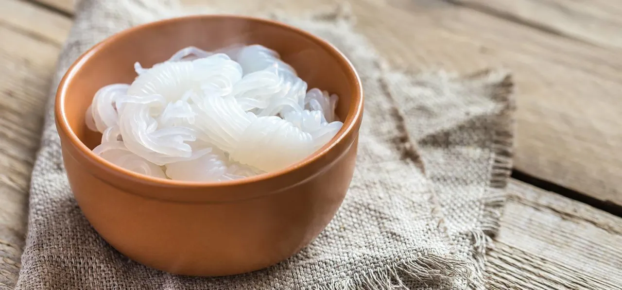 Nahaufnahme von gekochten Shirataki Konjak-Nudeln in einer Sch&uuml;ssel