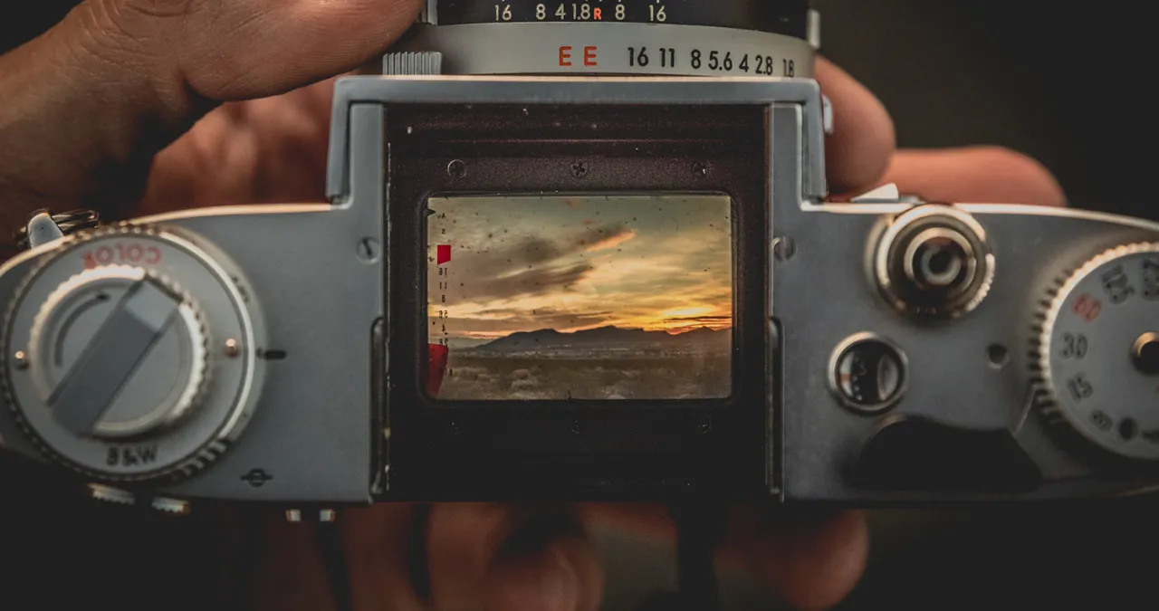 schemat działania wizjera optycznego i elektronicznego w aparacie