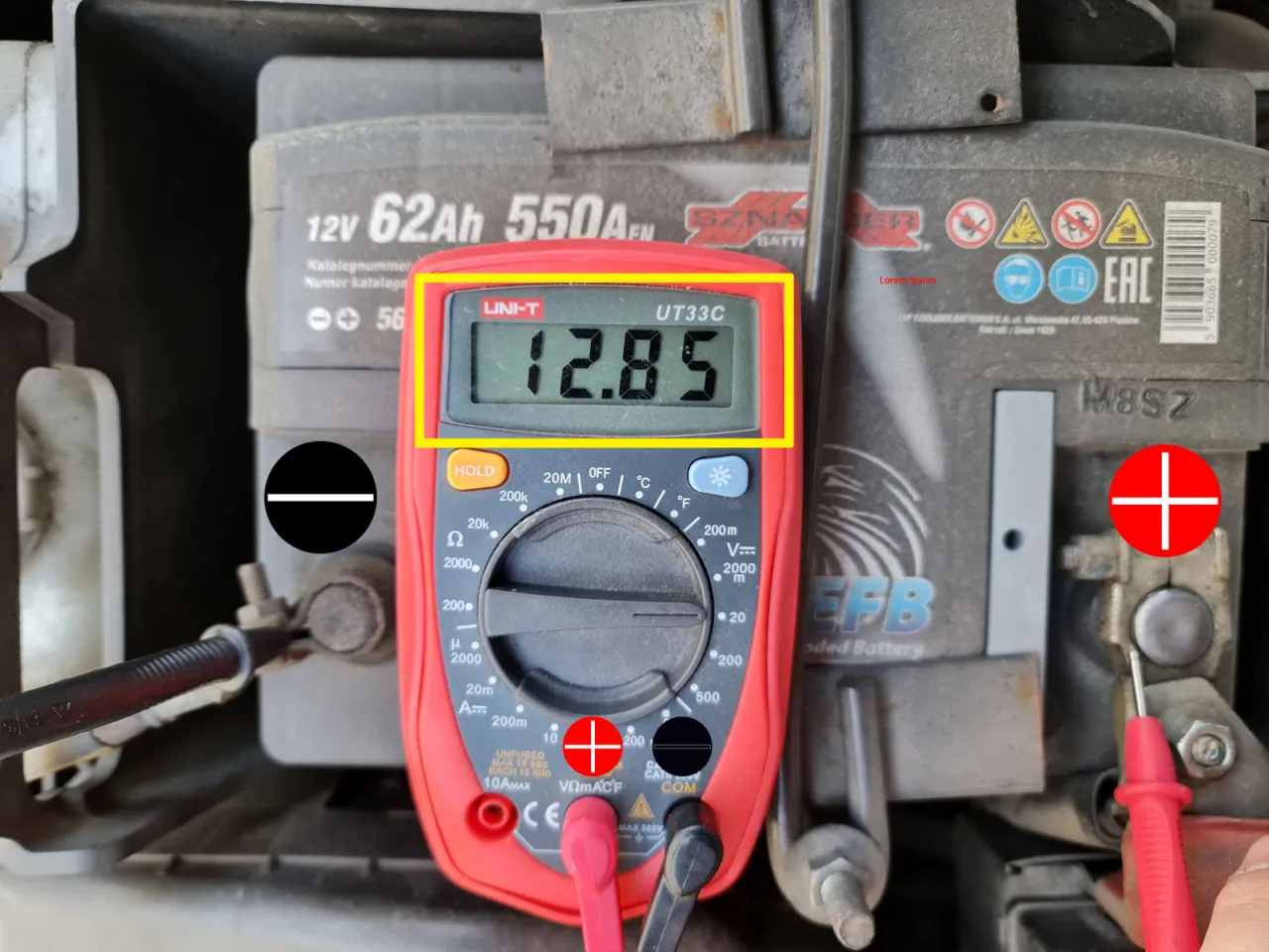 multimetr podłączony do akumulatora szeregowo