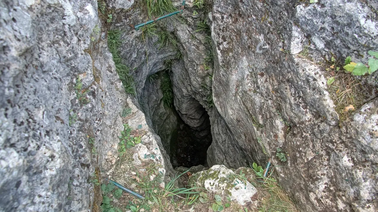 Rezerwat Węże jaskinia kras