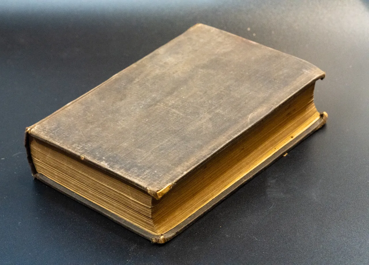 stare książki bez daty wydania