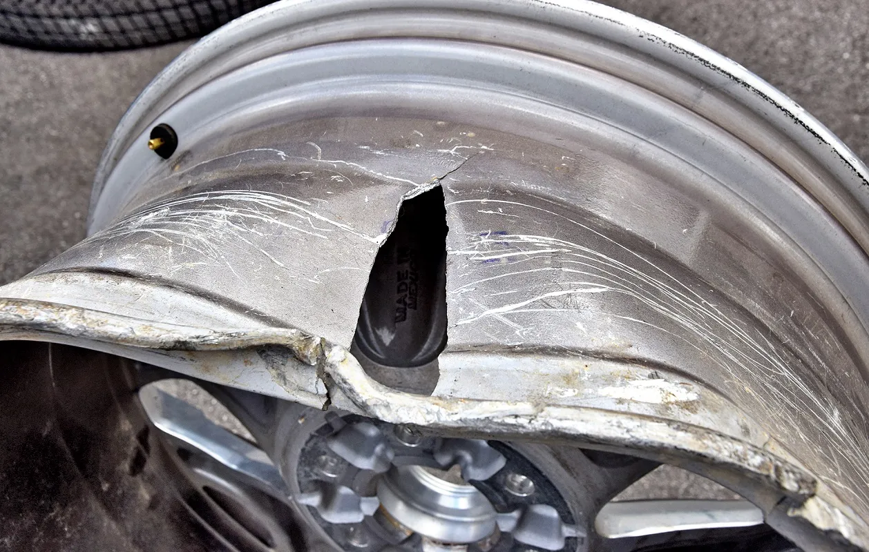 uszkodzona felga aluminiowa pęknięta