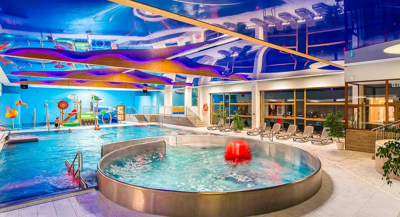 Wodne szaleństwo w basenie z atrakcjami dla dzieci i jacuzzi. Idealne miejsce dla rodzin szukających najlepszych hoteli nad morzem z pełnym wyżywieniem.