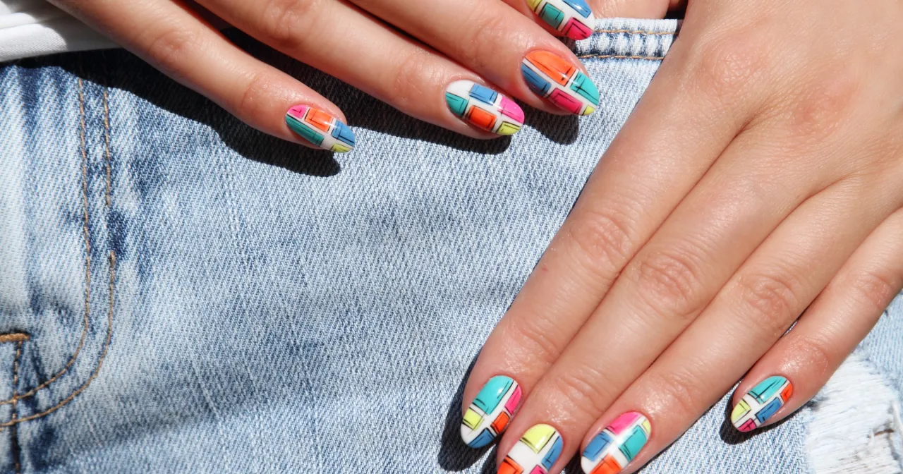 manicure żelowy krok po kroku grafika