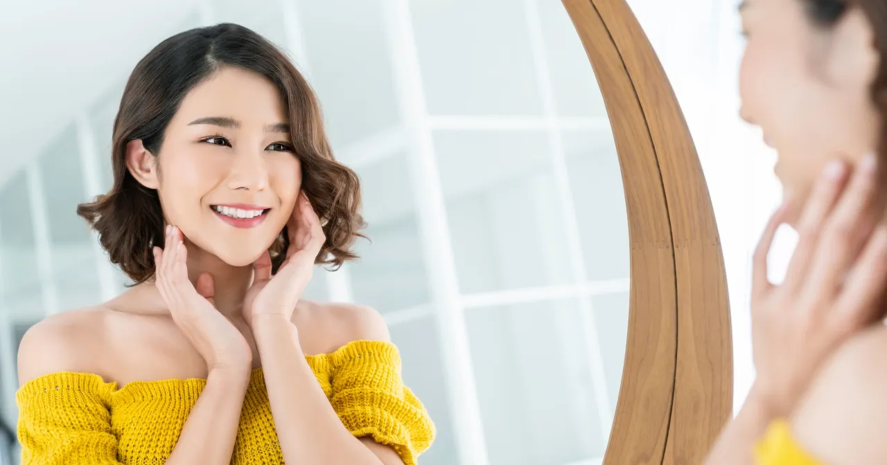 Prawidłowa aplikacja esencji do twarzy