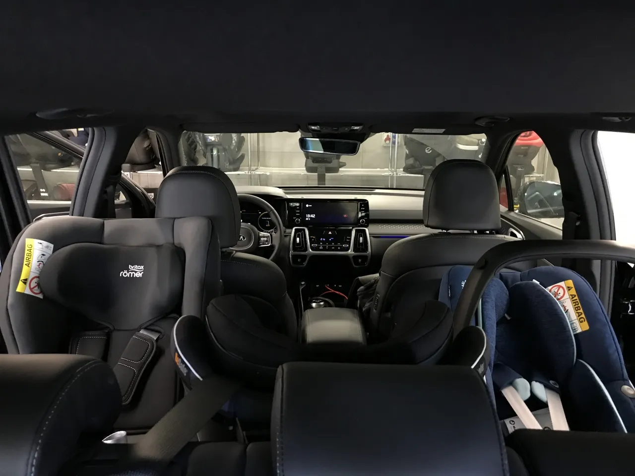 dziecko w foteliku na tylnej kanapie samochodu