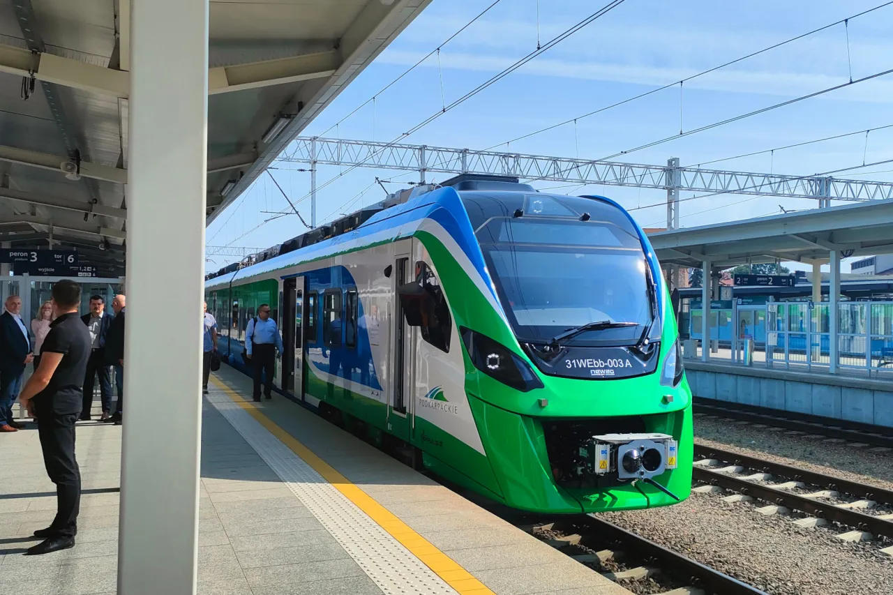 Nowy pociąg Impuls 2 czeka na pasażer&oacute;w na peronie. Ta nowoczesna maszyna zabierze ich w podr&oacute;ż, kt&oacute;rej celem jest Rzesz&oacute;w.