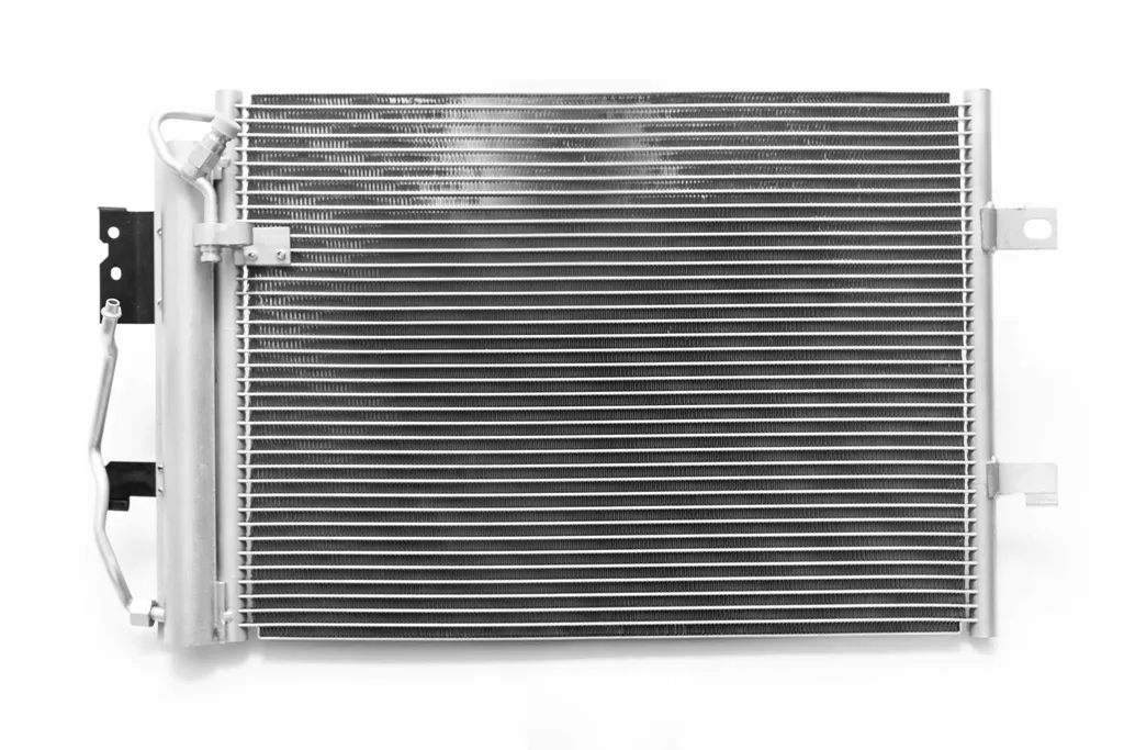 Nowa chłodnica klimatyzacji samochodowej i stara por&oacute;wnanie