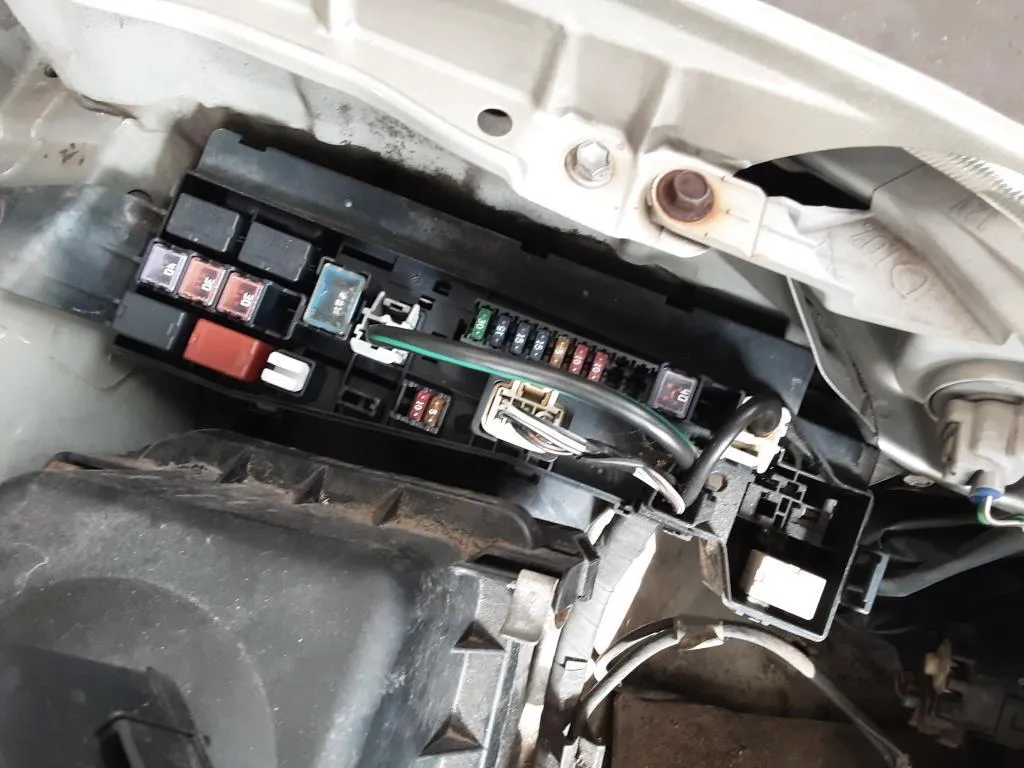 Zdjęcie Gdzie są bezpieczniki w toyocie corolli e12? Oto kluczowe miejsca