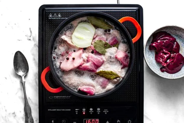 gotowanie mięsa na pasztet