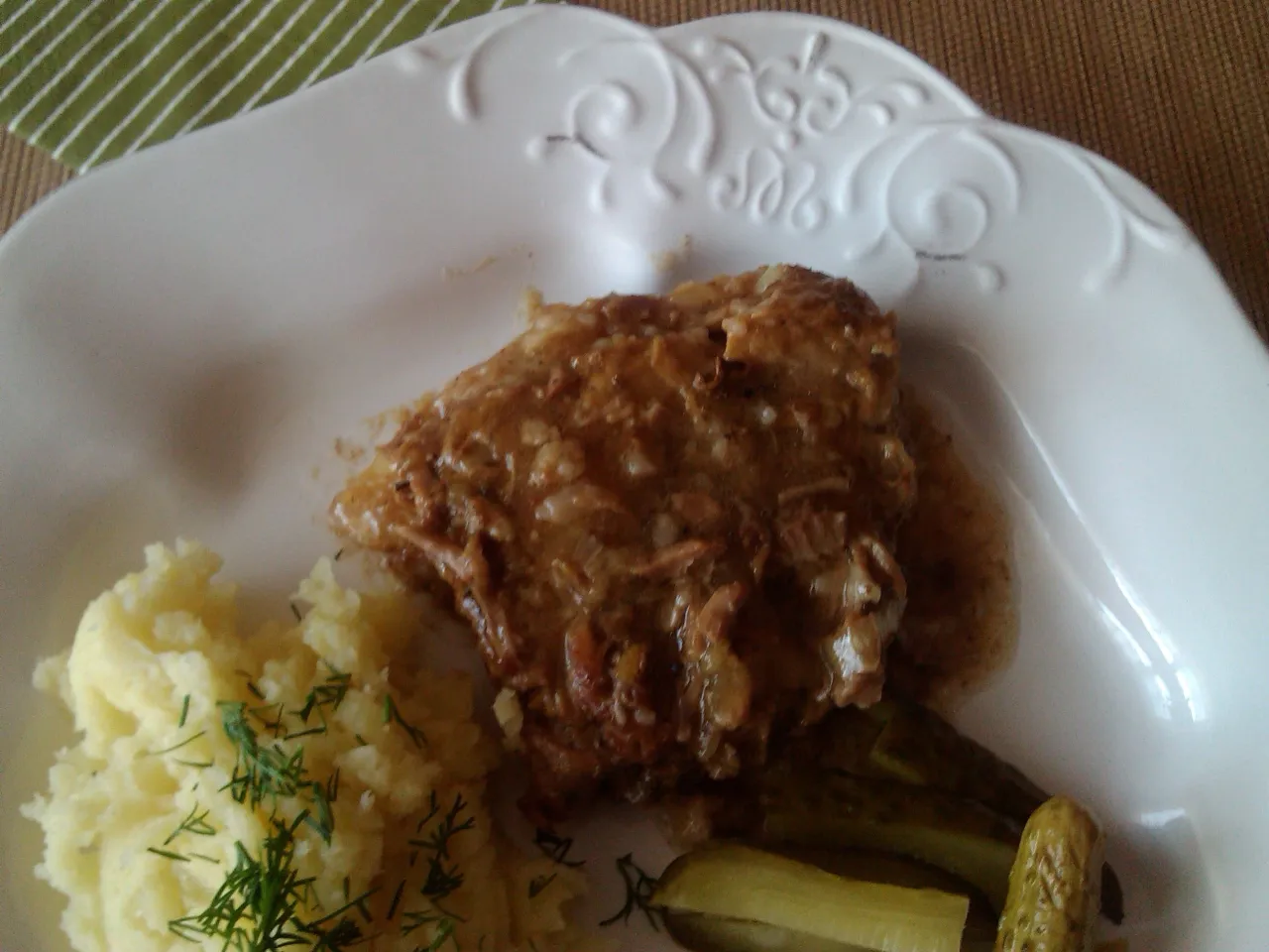 Pyszne danie z ugotowanych żeberek w sosie, podane z puree ziemniaczanym i og&oacute;rkami kiszonymi. Idealne, gdy zastanawiasz się, co zrobić z ugotowanych żeberek.