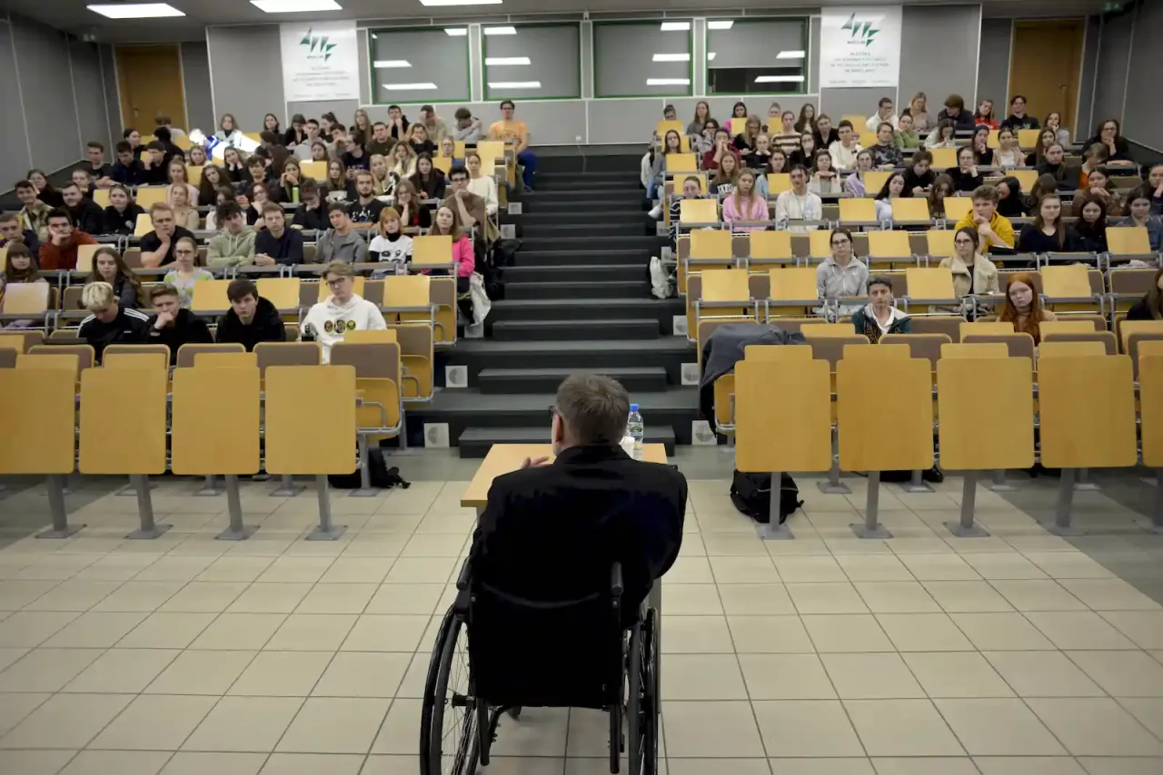 student fizjoterapii na wykładzie