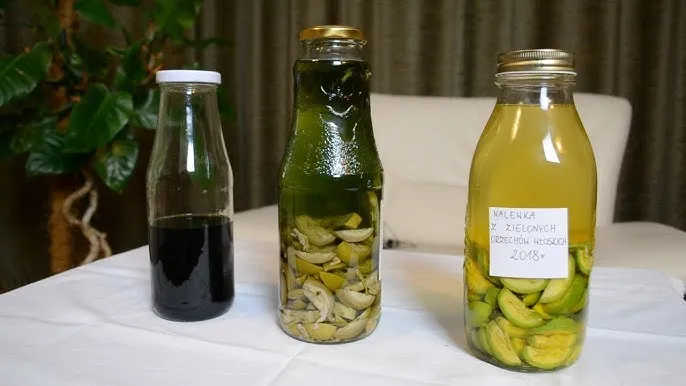 nalewka z orzechów włoskich butelka