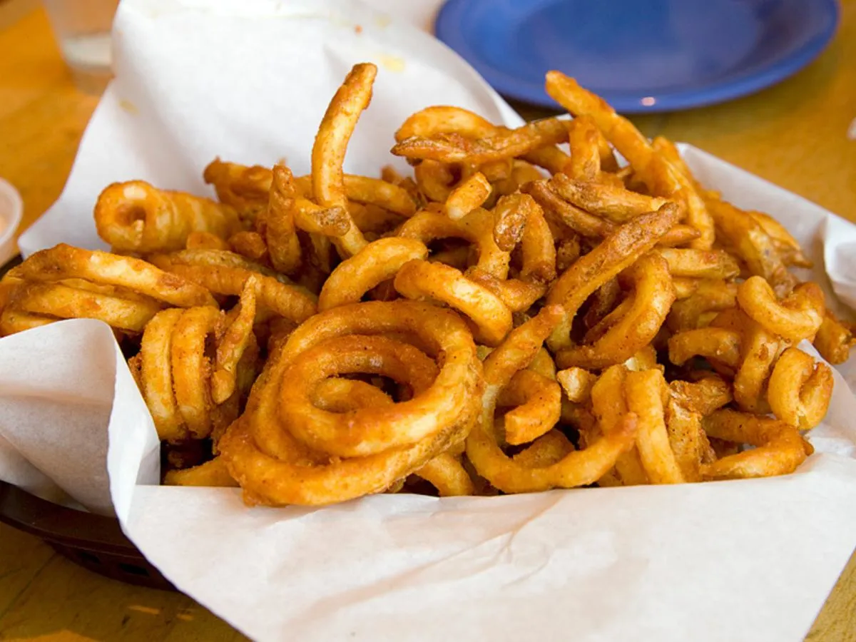 Pyszne, zakręcone frytki, które aż proszą się o zjedzenie. Gdzie kupić takie cuda?