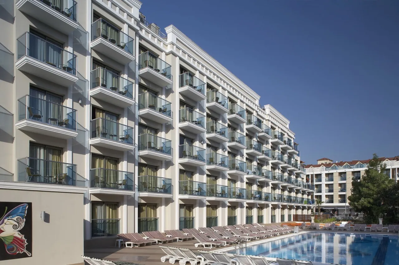 Nowoczesny hotel z basenem i balkonami, idealne miejsce, gdzie szukać nocleg&oacute;w nad morzem.