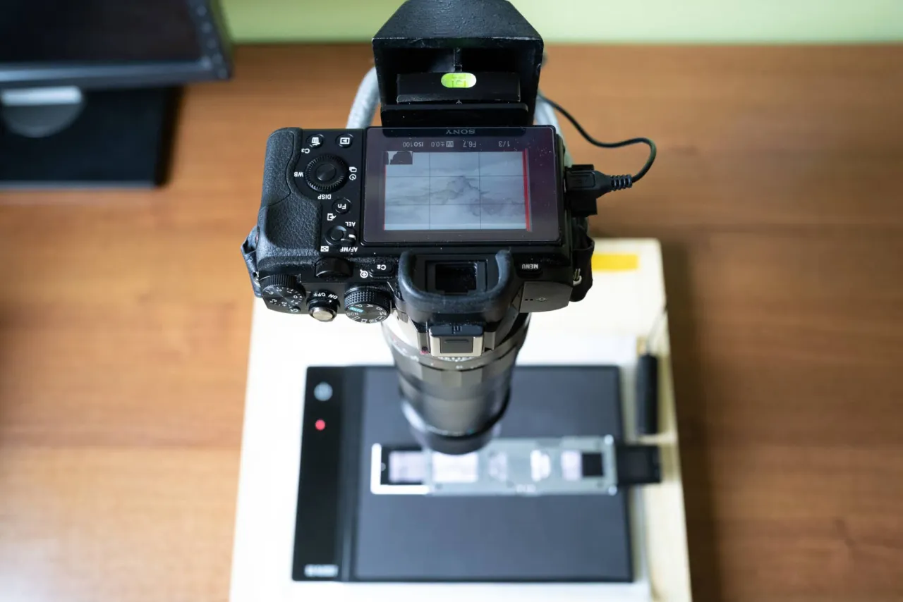 stanowisko do skanowania negatywów aparatem