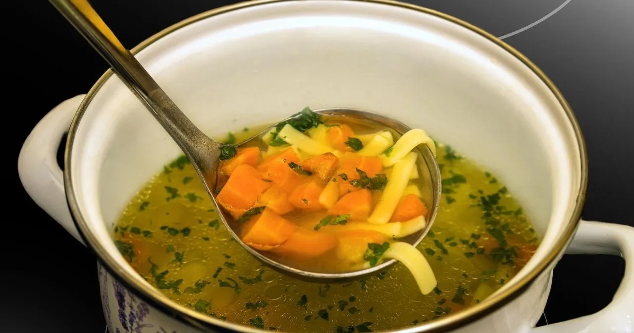 rosół z przyprawami na początku gotowania