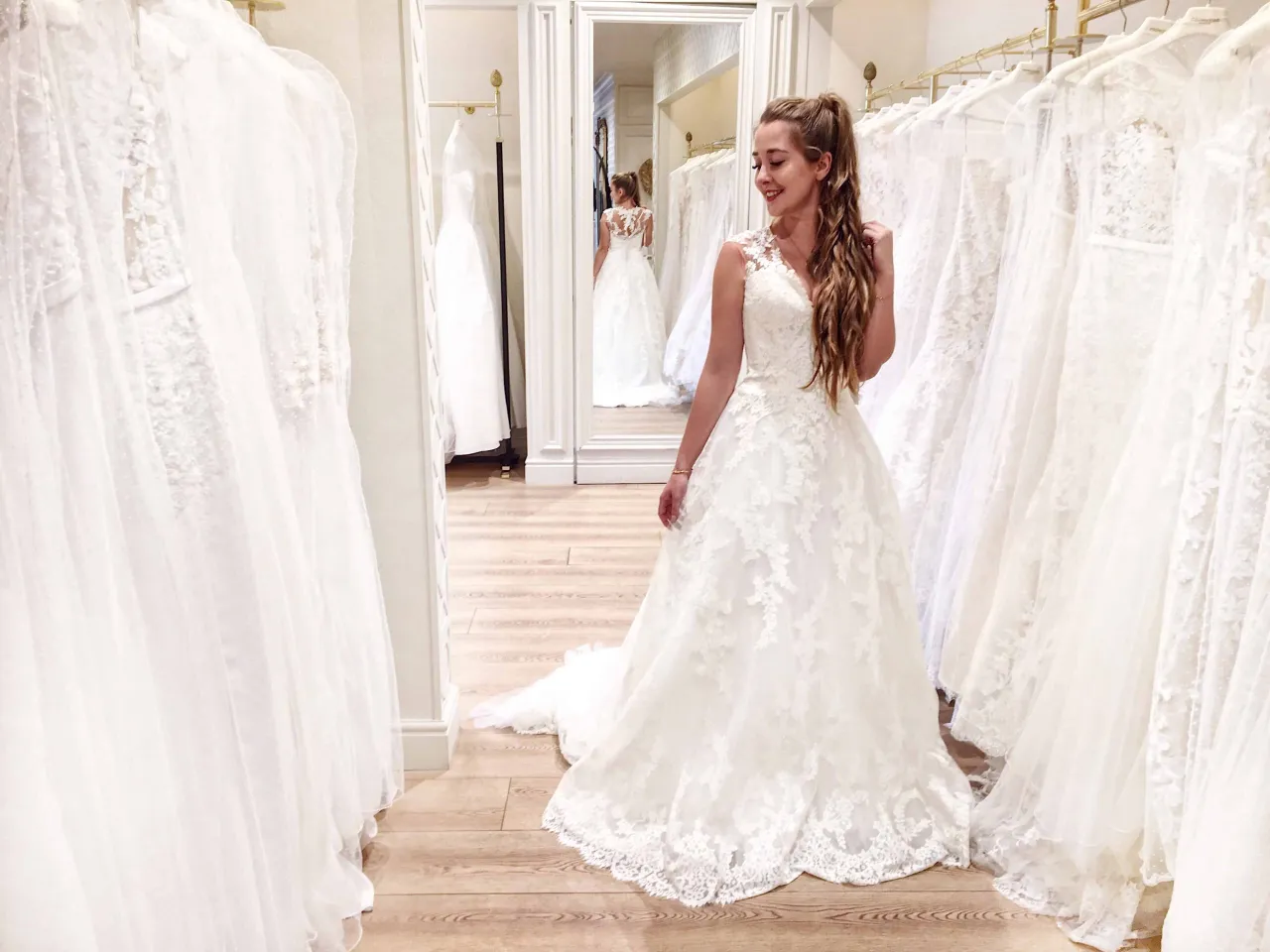 panna młoda przymierza suknię ślubną w salonie