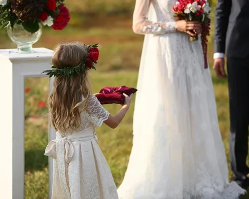 dziecko podaje obrączki ślub cywilny