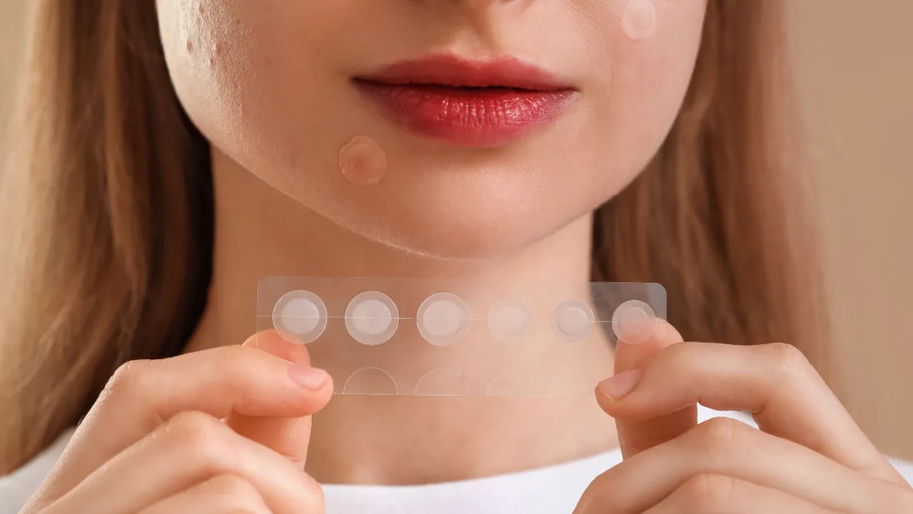 Składniki aktywne plastr&oacute;w na pryszcze kwas salicylowy olejek z drzewa herbacianego wąkrota azjatycka niacynamid