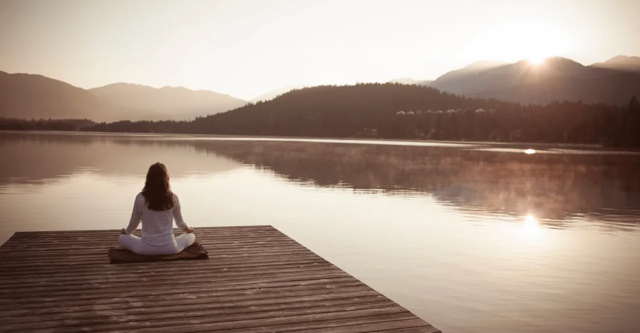 osoba medytująca regularnie w codziennej rutynie