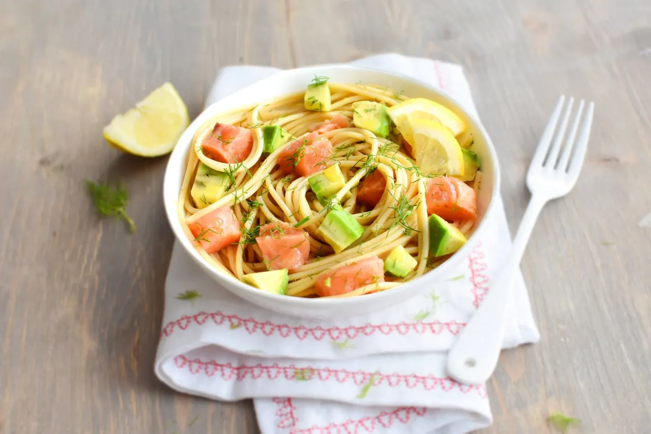 Ingrédients variés salade de pâtes saumon