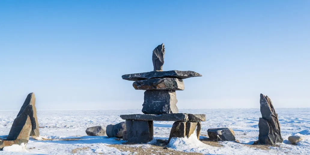 kanadyjskie pamiątki inukshuk koc hudson's bay