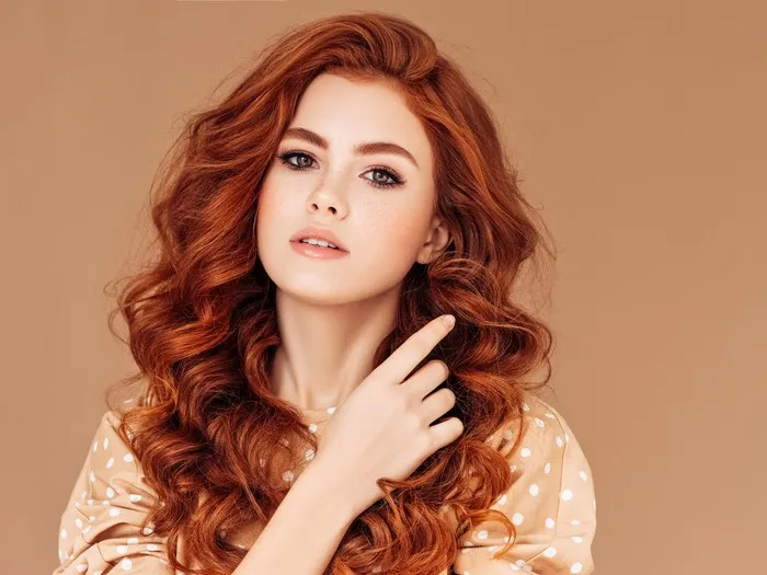 Rude włosy dla jasnej cery z piegami