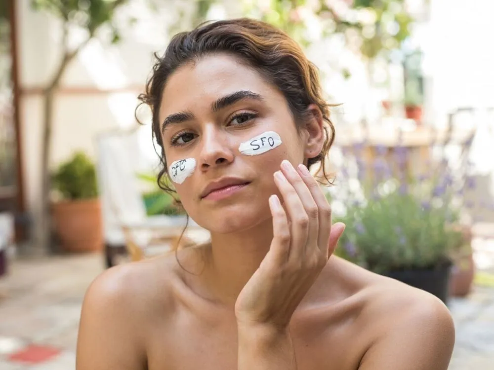 kobieta z makijażem chroniącym przed słońcem