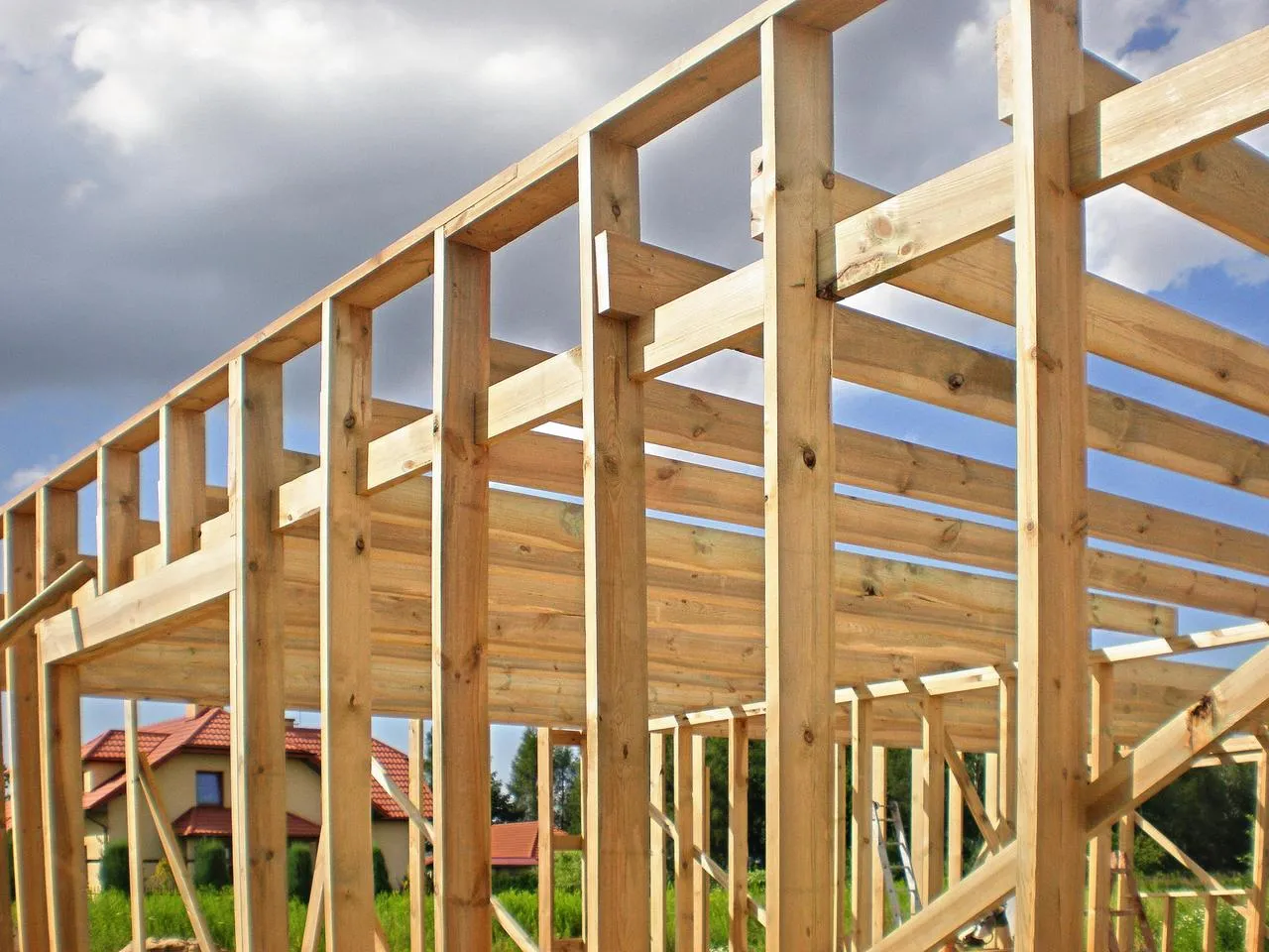 prawidłowy montaż belek stropowych