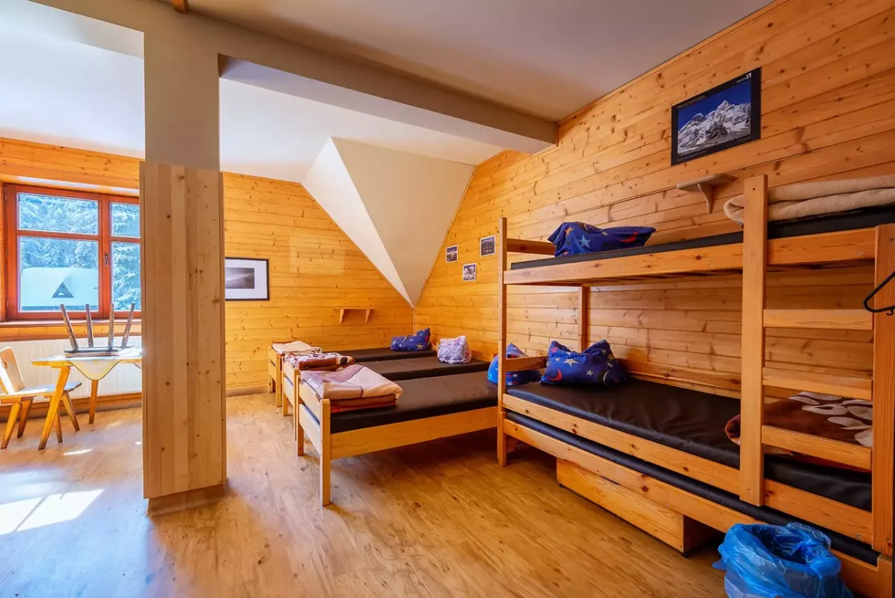 Schronisko PTTK Markowe Szczawiny wnętrze i widok