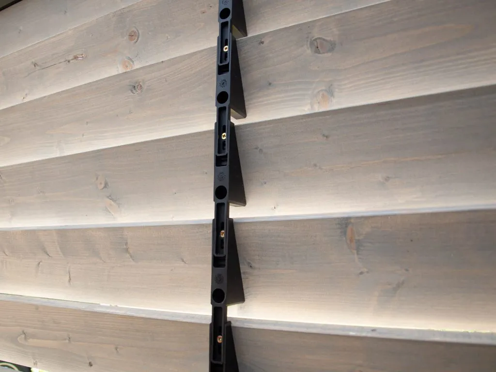 Montaż desek poziomych na płocie krok po kroku