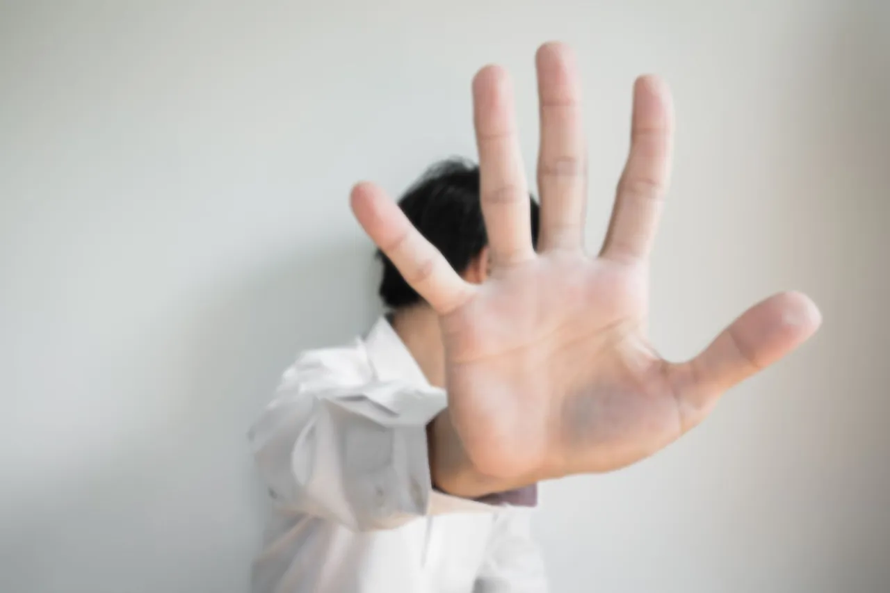 osoba z lękiem przed odrzuceniem, smutek, niepokój, strach przed samotnością