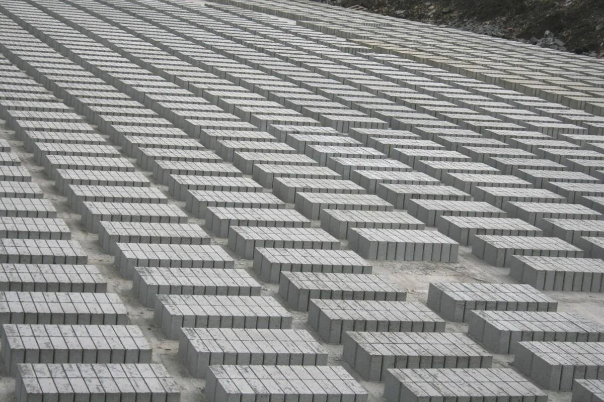 Niezliczone rzędy szarych bloczk&oacute;w betonowych, gotowych na budowę fundament&oacute;w. Tyle bloczk&oacute;w na fundament, że trudno zliczyć!