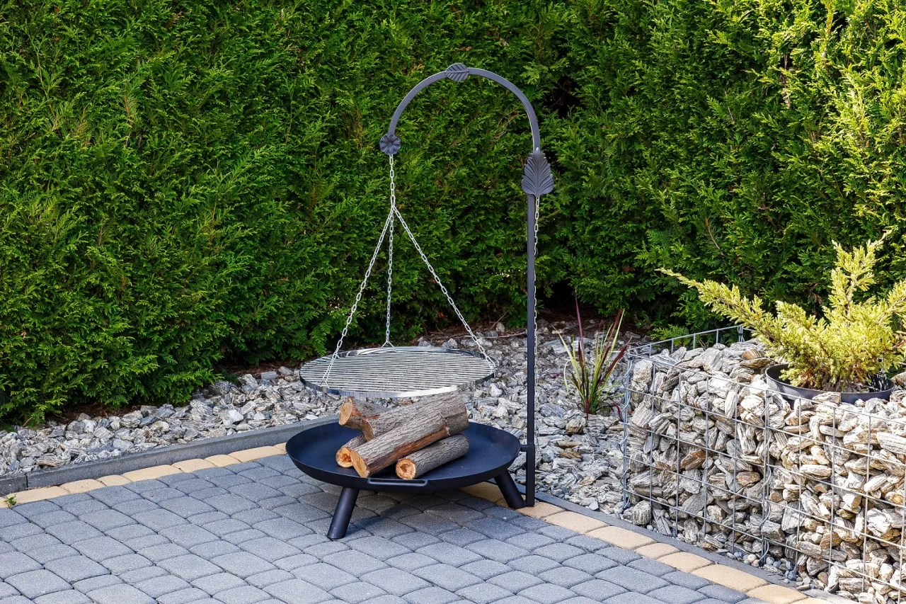 zestaw grillowy tr&oacute;jn&oacute;g z paleniskiem w ogrodzie