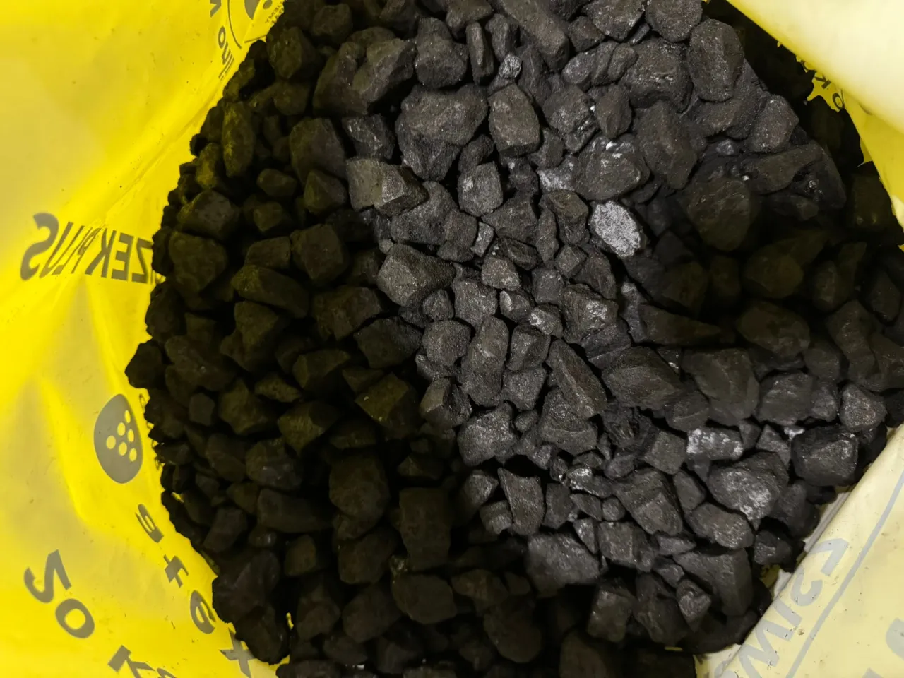 Z czego jest ekogroszek? To węgiel kamienny, drobnoziarnisty, idealny do nowoczesnych kotł&oacute;w.