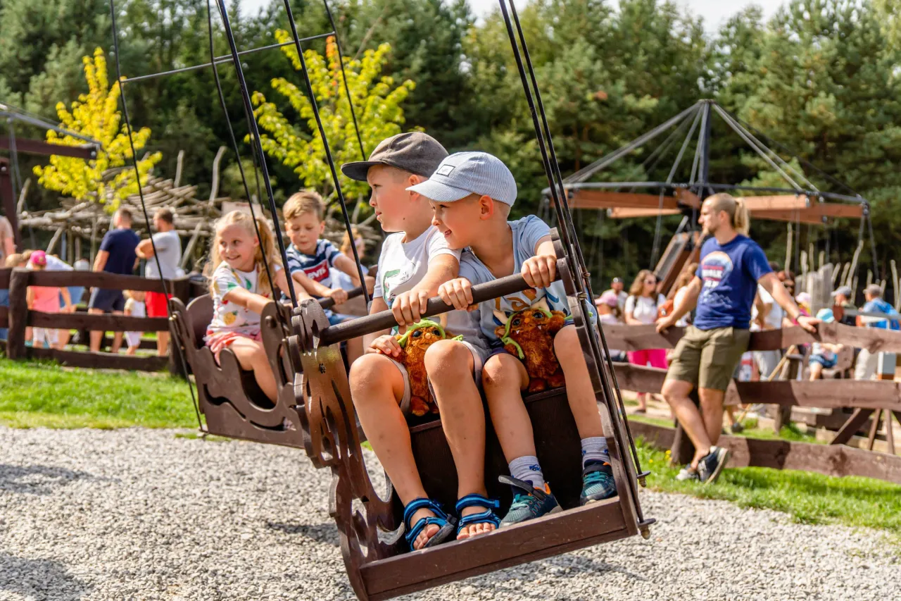 Dzieci bawiące się razem, uśmiechnięte, budujące wieżę