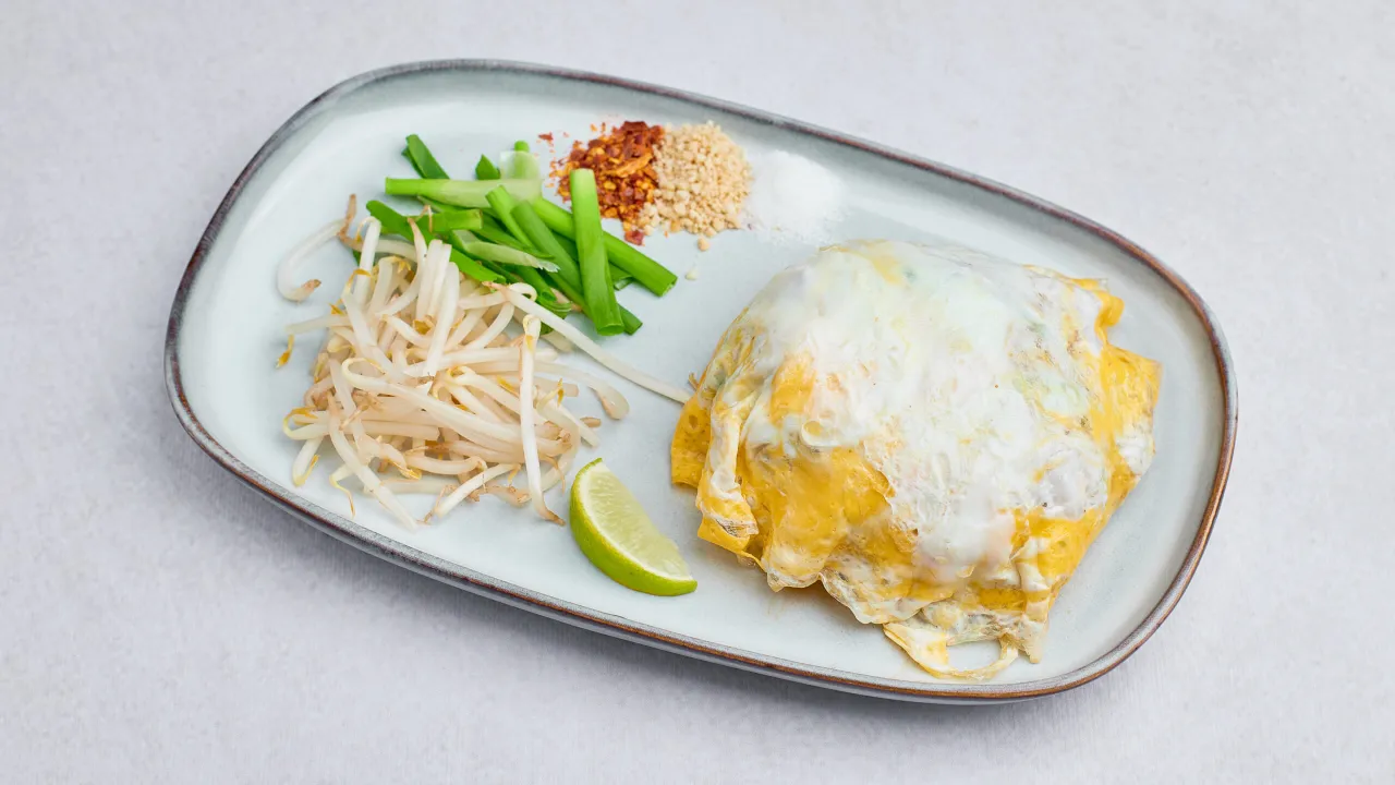 Różne wersje Pad Thai (z krewetkami, kurczakiem, tofu)