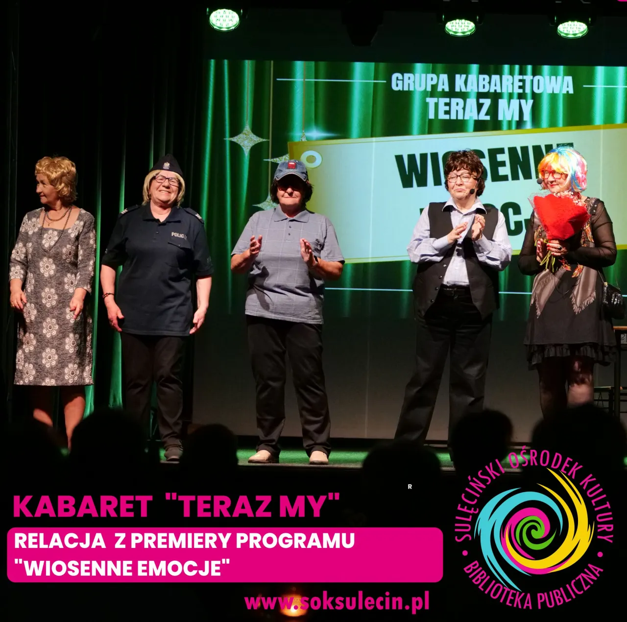 polska grupa kabaretowa podczas występu w kolorowych strojach