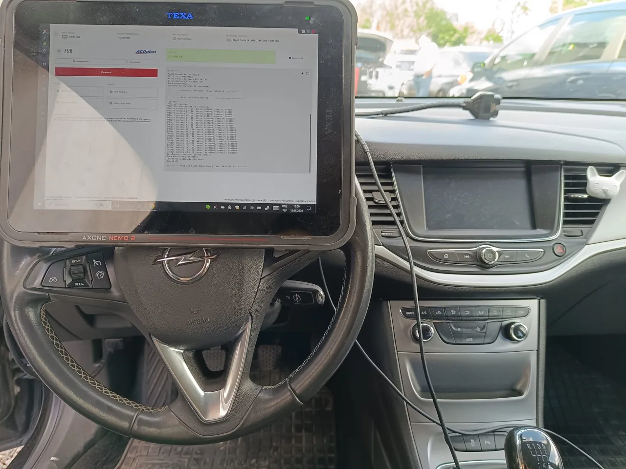 mechanik samochodowy podłączający komputer diagnostyczny do samochodu, serwis DPF