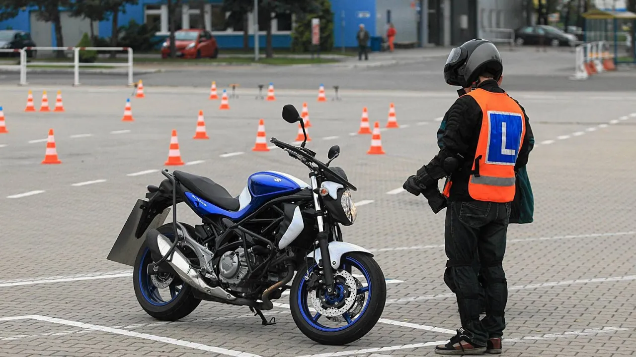 Nauka jazdy na motorze z literką 