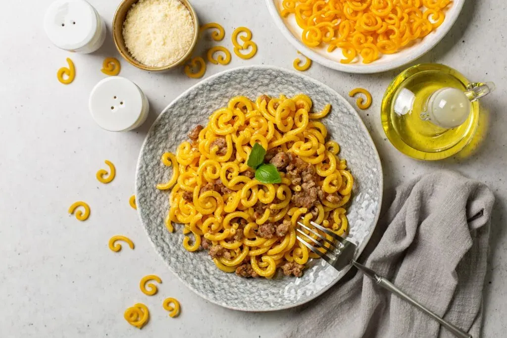 tradycyjne dania z Bolonii flat lay