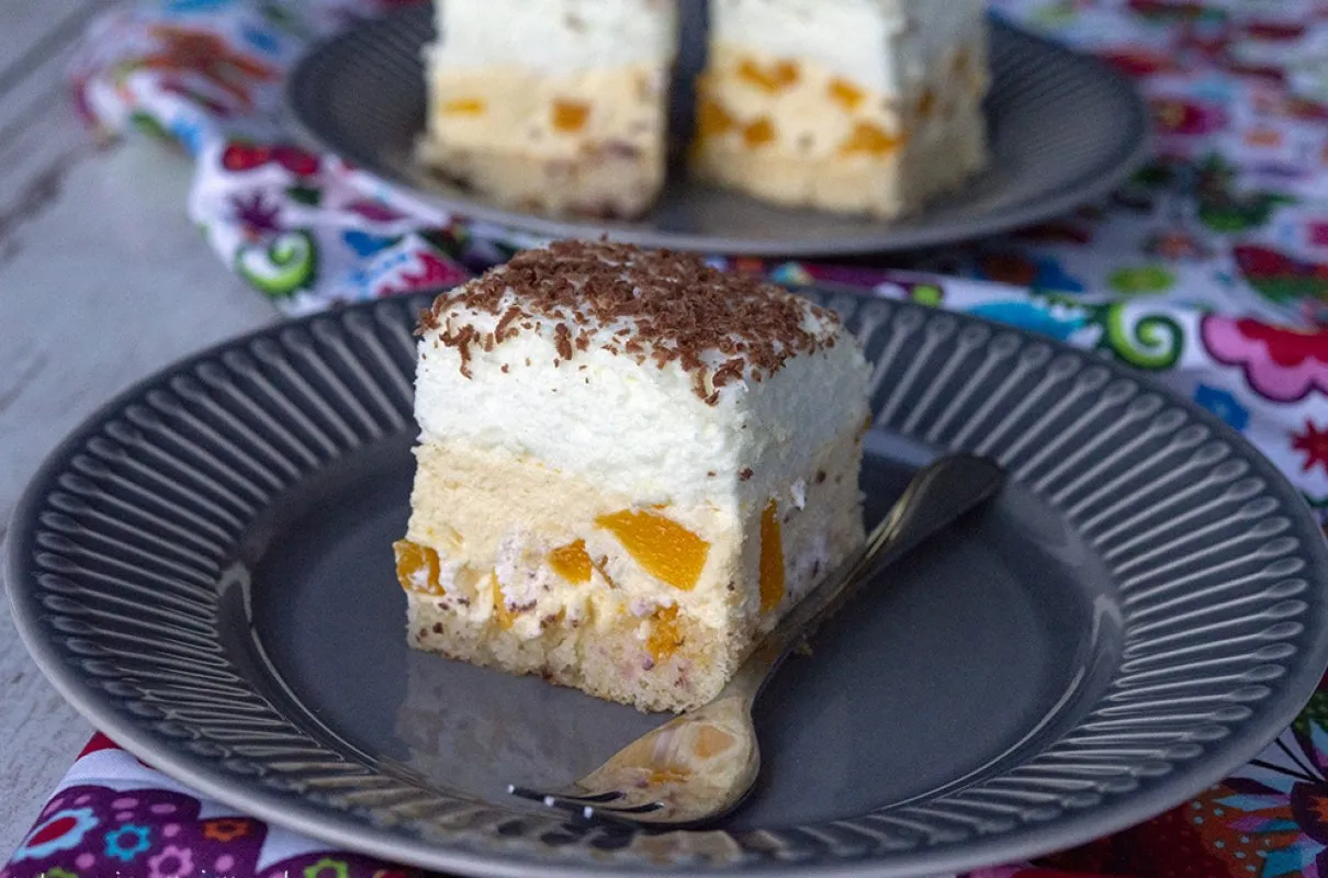 Puszyste ciasto biszkoptowe z brzoskwiniami